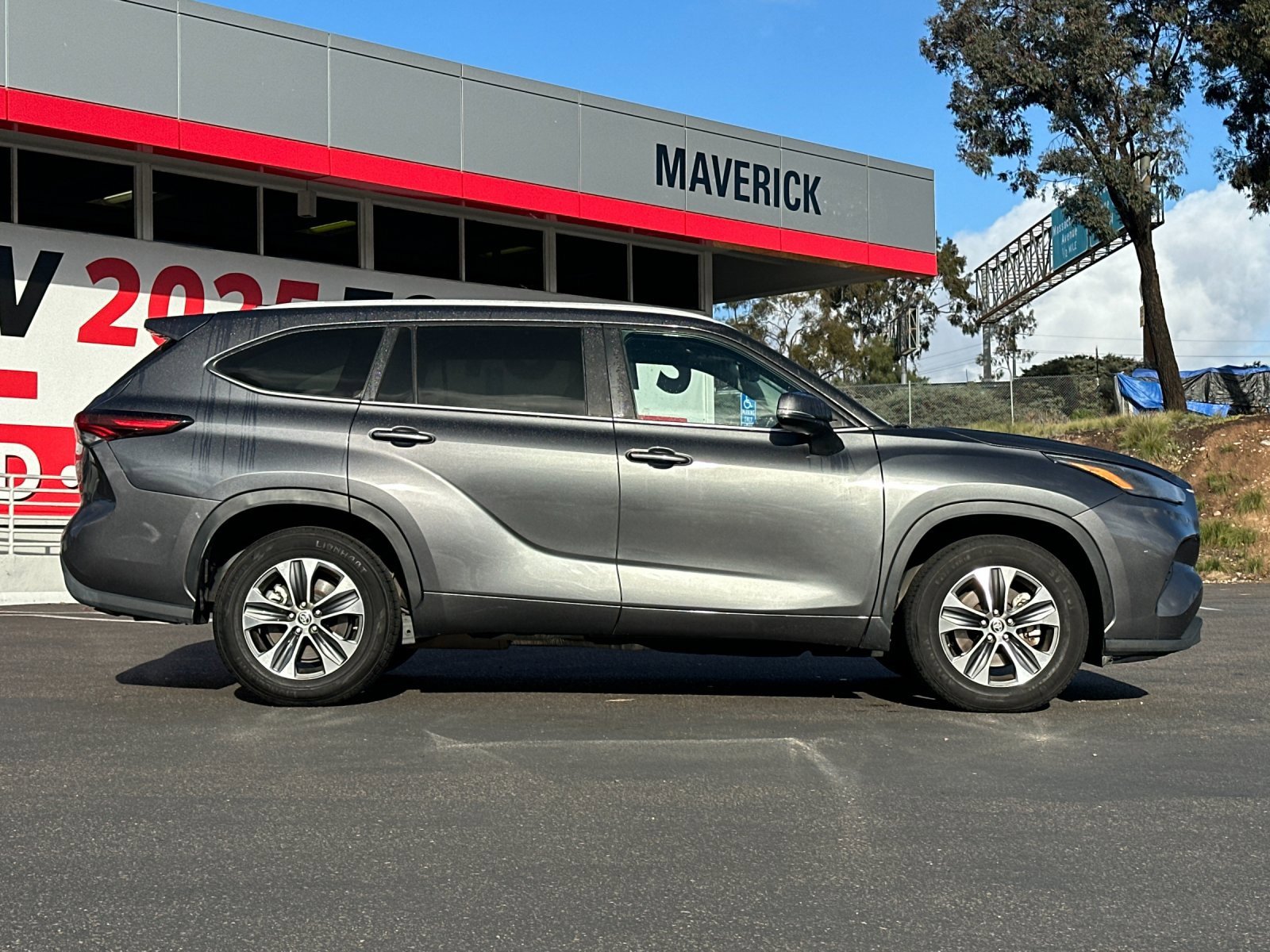 Used 2024 Toyota Highlander XLE image 6