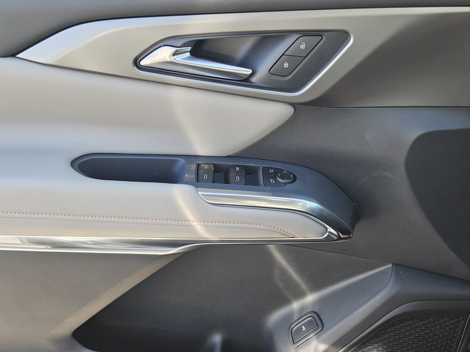New 2027 Chevrolet Traverse LT w/ Midnight/Sport Edition FWD image 16