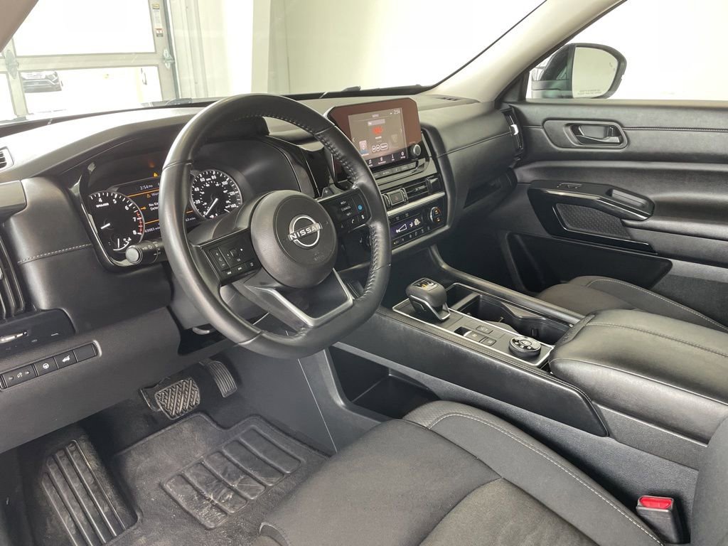 Used 2025 Nissan Pathfinder SV image 9