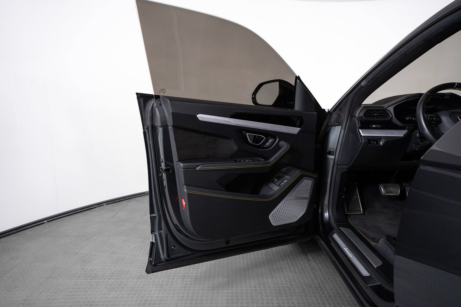 Used 2020 Lamborghini Urus AWD/4WD image 16