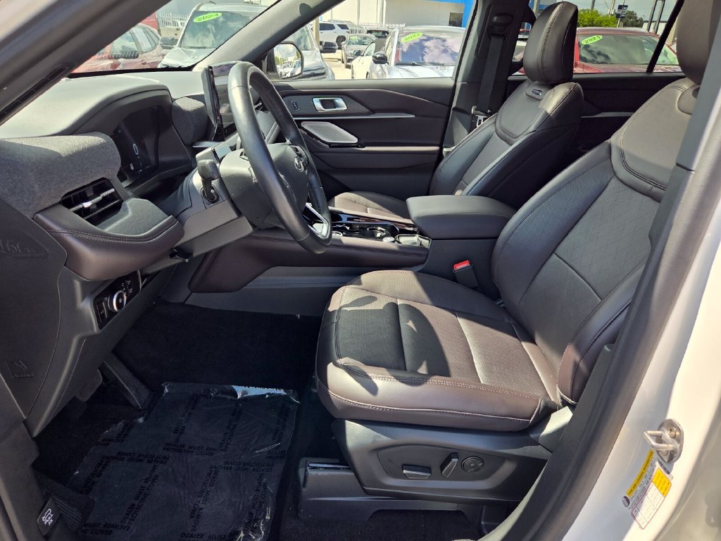Used 2025 Ford Explorer Platinum RWD image 4