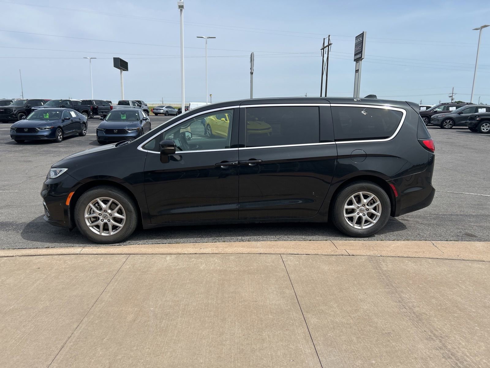 Used 2023 Chrysler Pacifica Touring-L FWD image 8