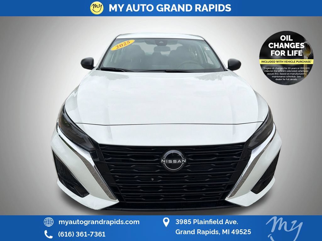 Used 2025 Nissan Altima 2.5 SV FWD image 2