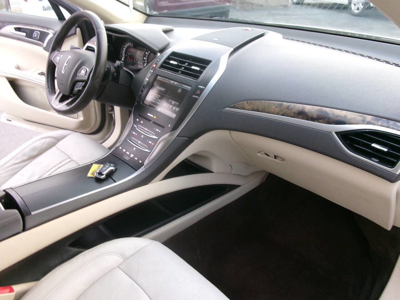 Used 2015 Lincoln MKZ Base 4dr Sedan w/ Equipment Group 102A Reserve image 21