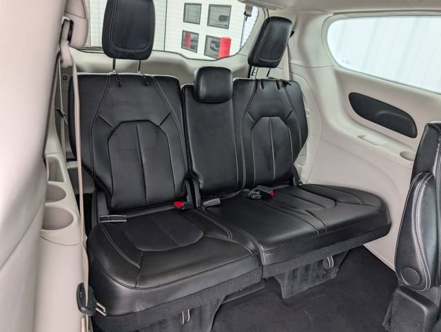 Used 2024 Chrysler Pacifica Touring-L image 23