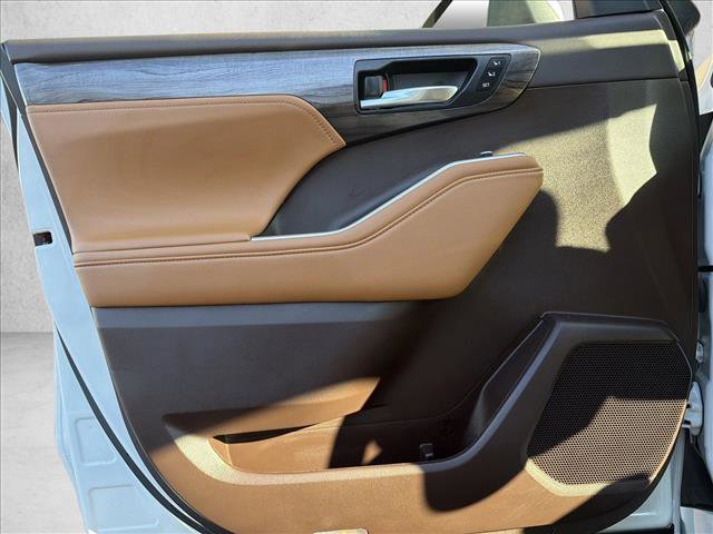 Used 2021 Toyota Highlander Platinum image 10