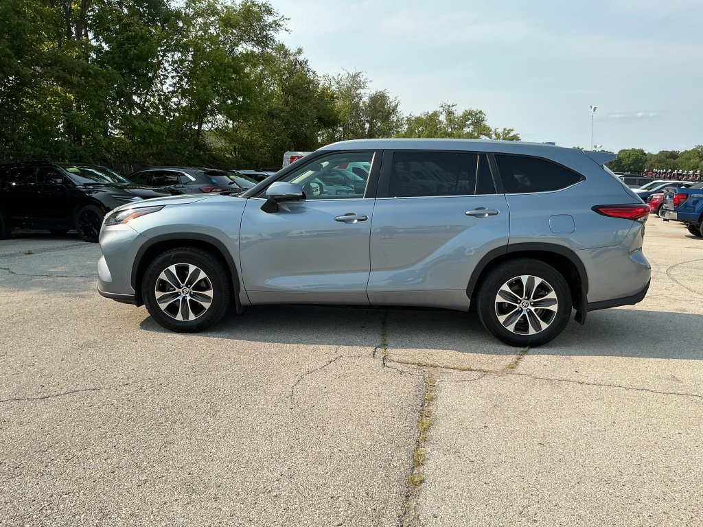 Used 2023 Toyota Highlander XLE FWD image 2