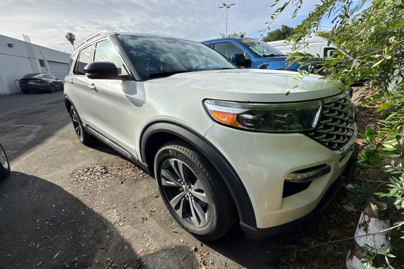 Certified 2020 Ford Explorer Platinum w/ Premium Technology Package AWD/4WD image 2