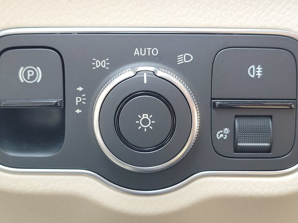 Used 2023 Mercedes-Benz EQB 300 4MATIC w/ Pinnacle Package image 38