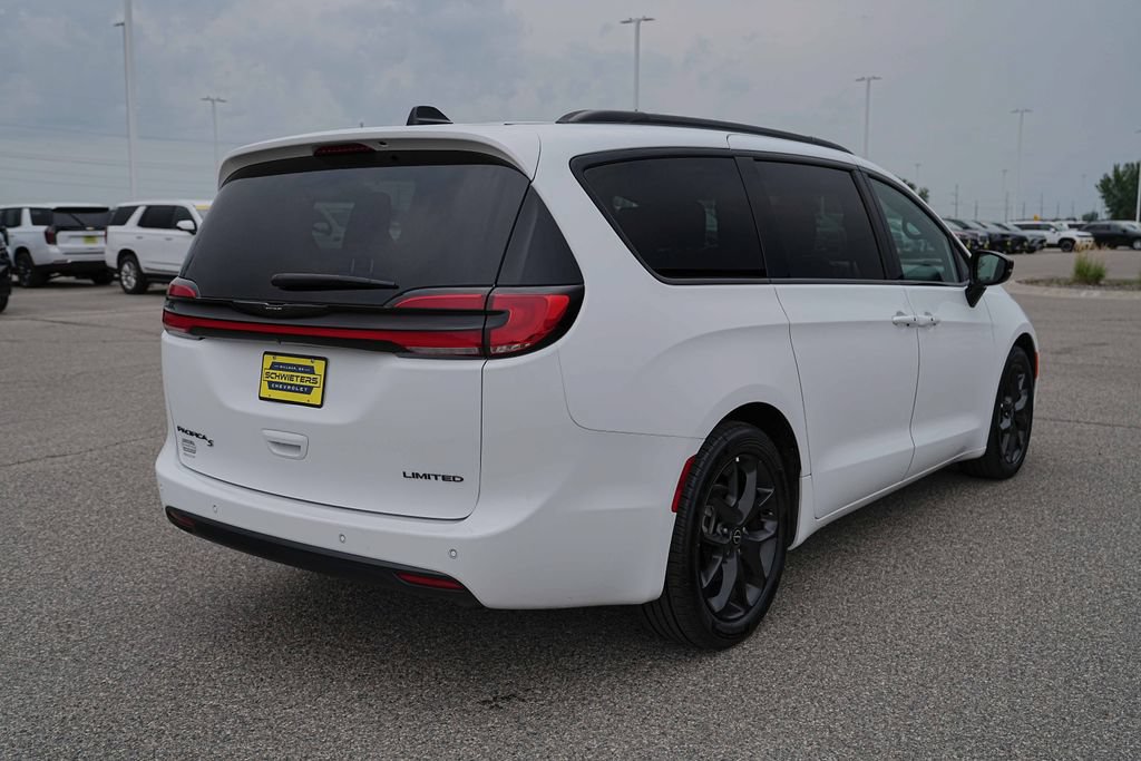 Used 2025 Chrysler Pacifica Limited FWD image 6