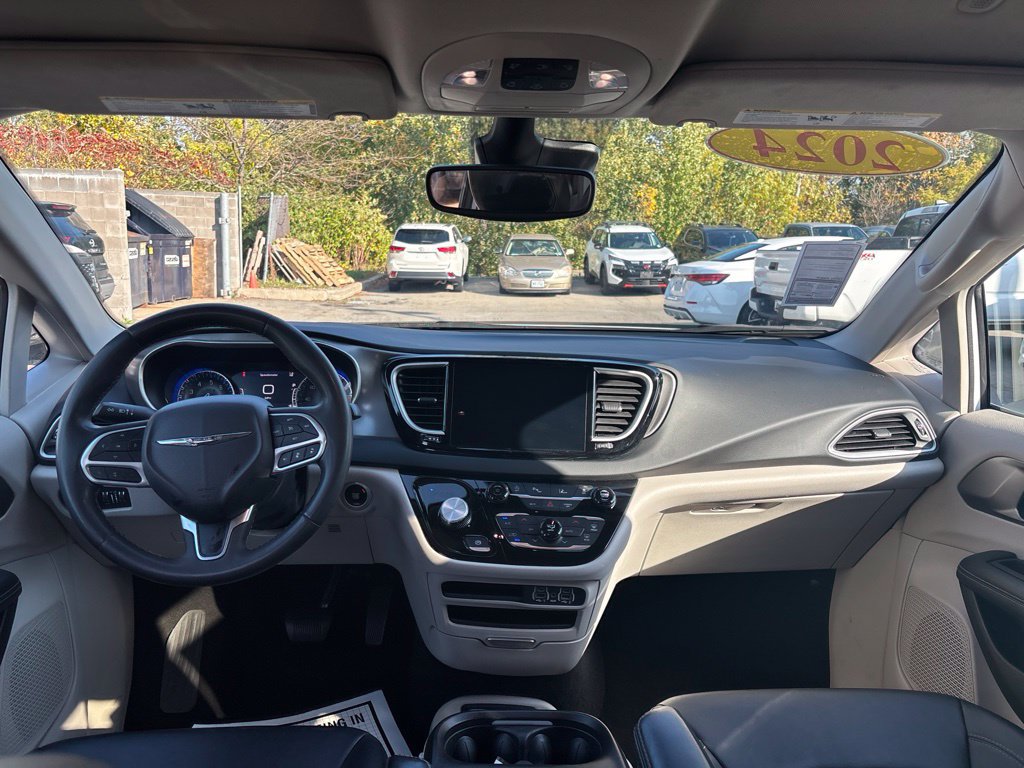 Used 2024 Chrysler Pacifica Touring-L FWD image 16