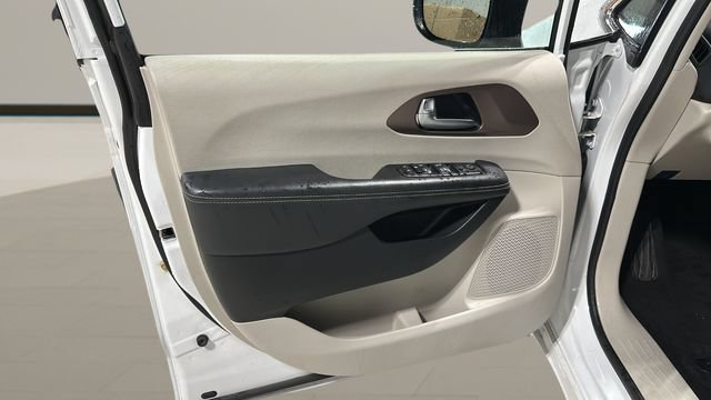 Used 2023 Chrysler Voyager LX FWD image 7
