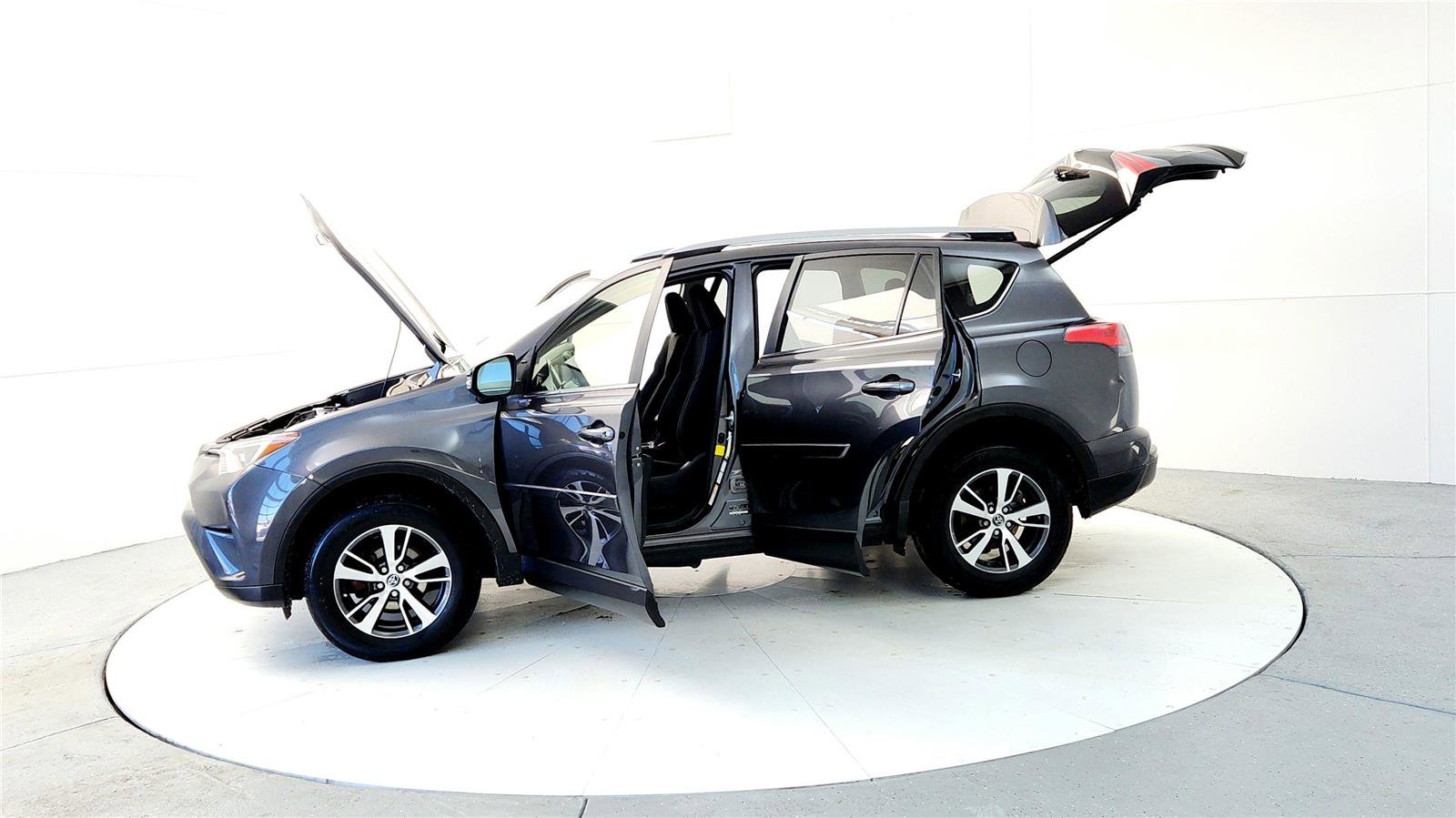 Used 2018 Toyota RAV4 XLE image 10