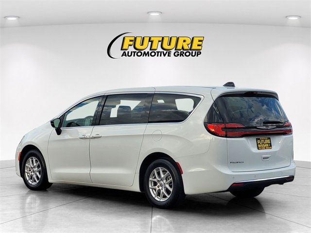 Used 2024 Chrysler Pacifica Touring-L image 7