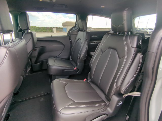 New 2026 Chrysler Pacifica Select FWD image 17