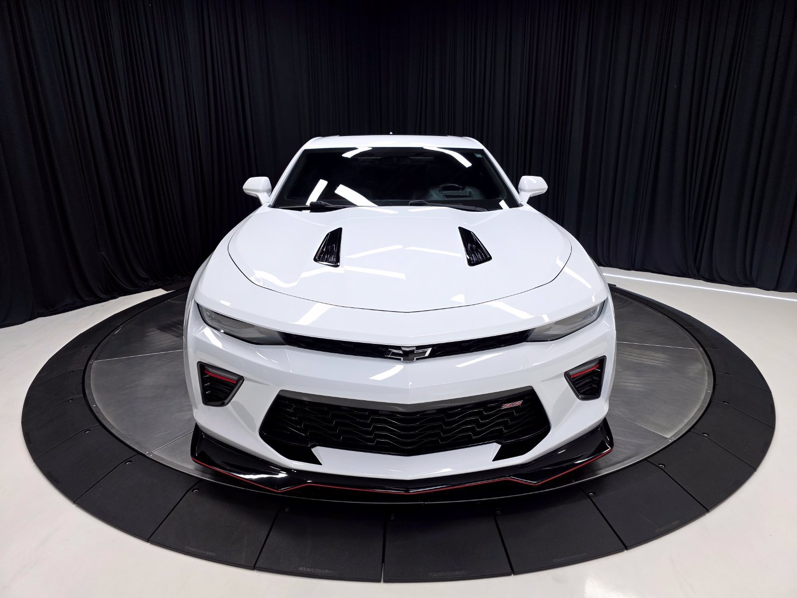 Used 2018 Chevrolet Camaro SS RWD image 8