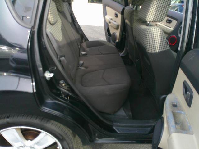 Used 2010 Kia Soul ! FWD image 7