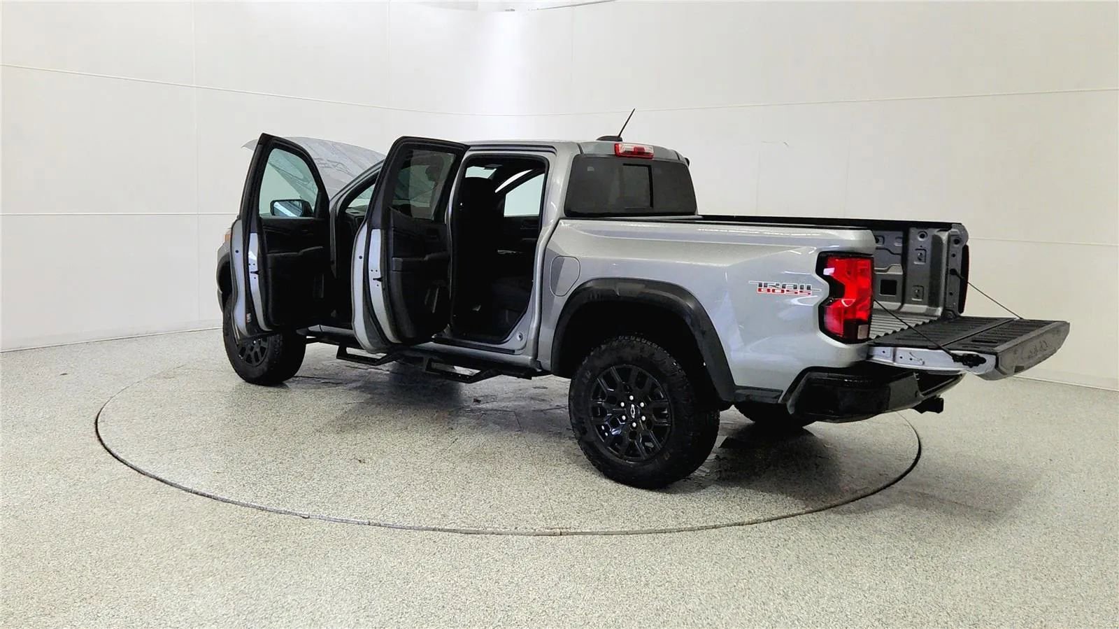 Used 2025 Chevrolet Colorado Trail Boss AWD/4WD image 11