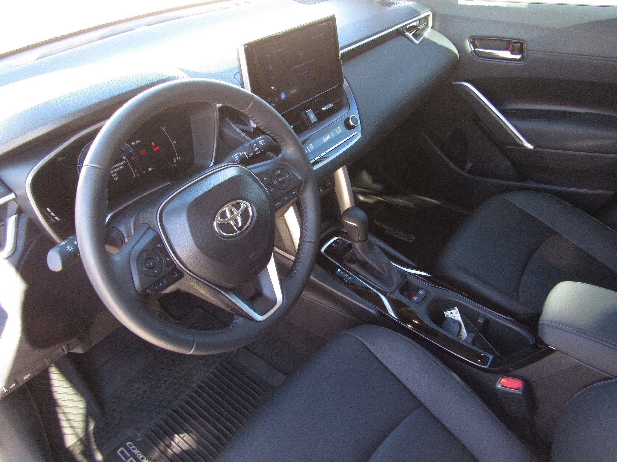 Used 2025 Toyota Corolla Cross XLE image 17