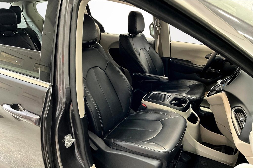 Used 2022 Chrysler Pacifica Touring-L image 27