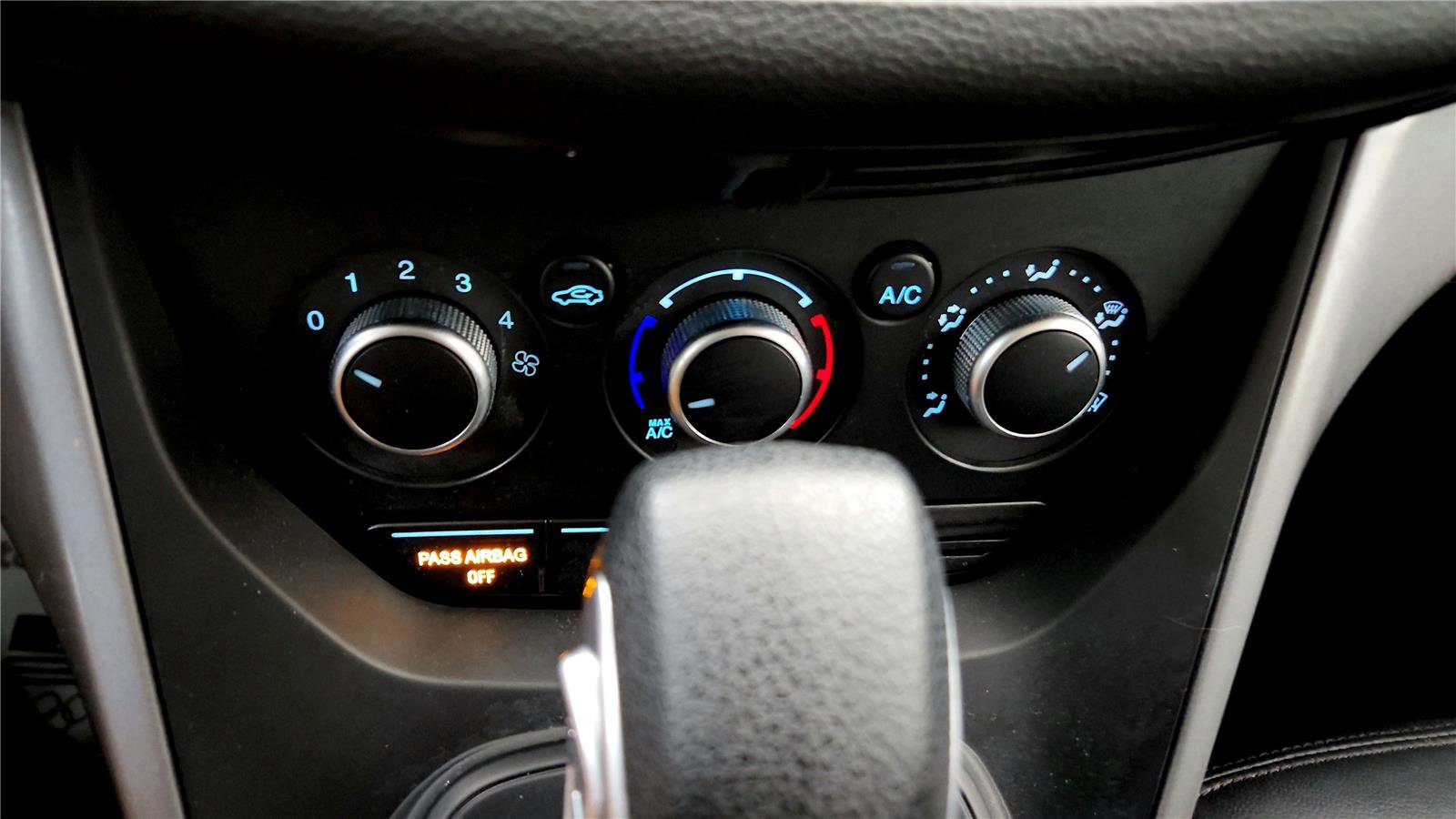 Used 2015 Ford Escape SE image 40