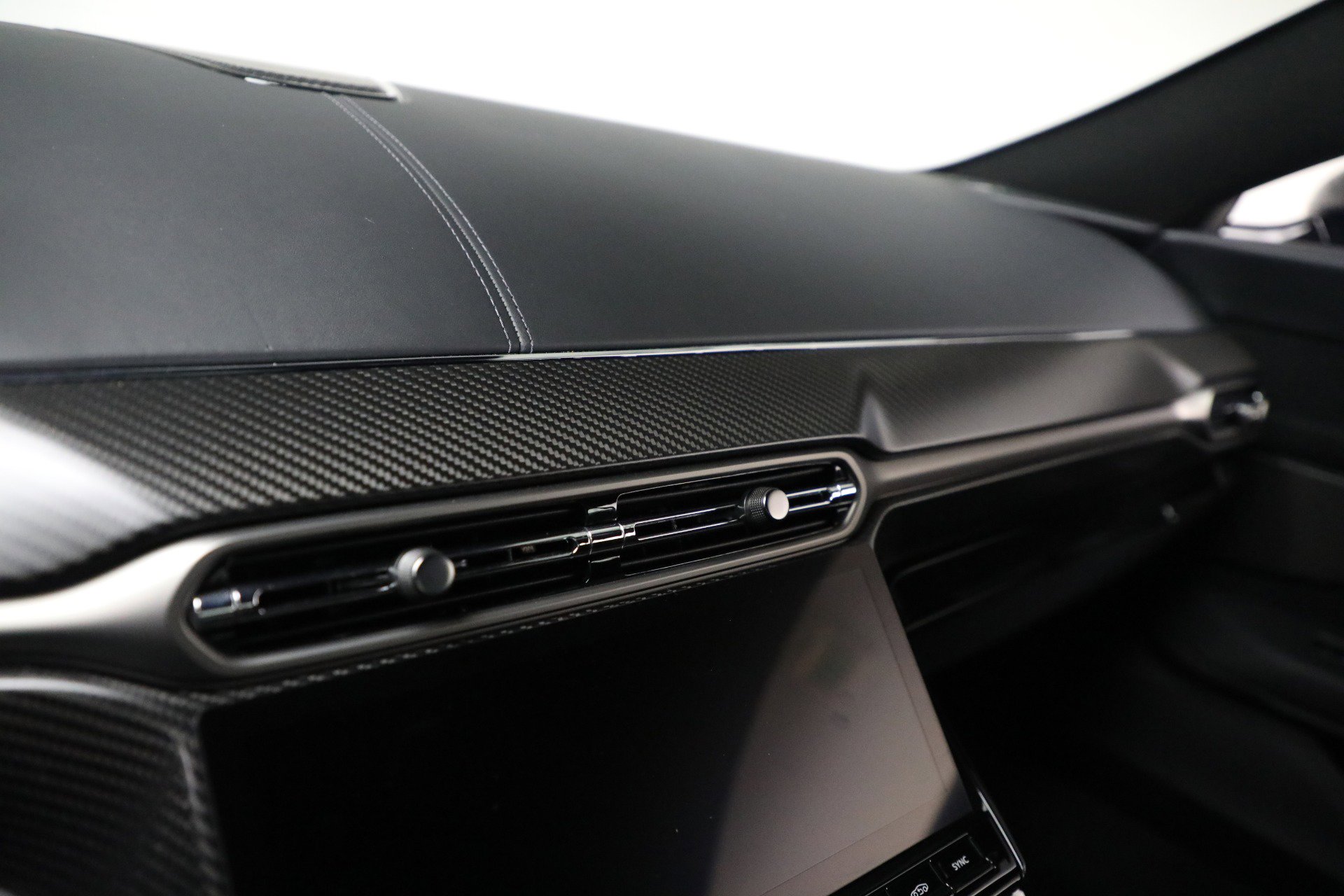 Used 2025 Aston Martin V8 Vantage Coupe image 21