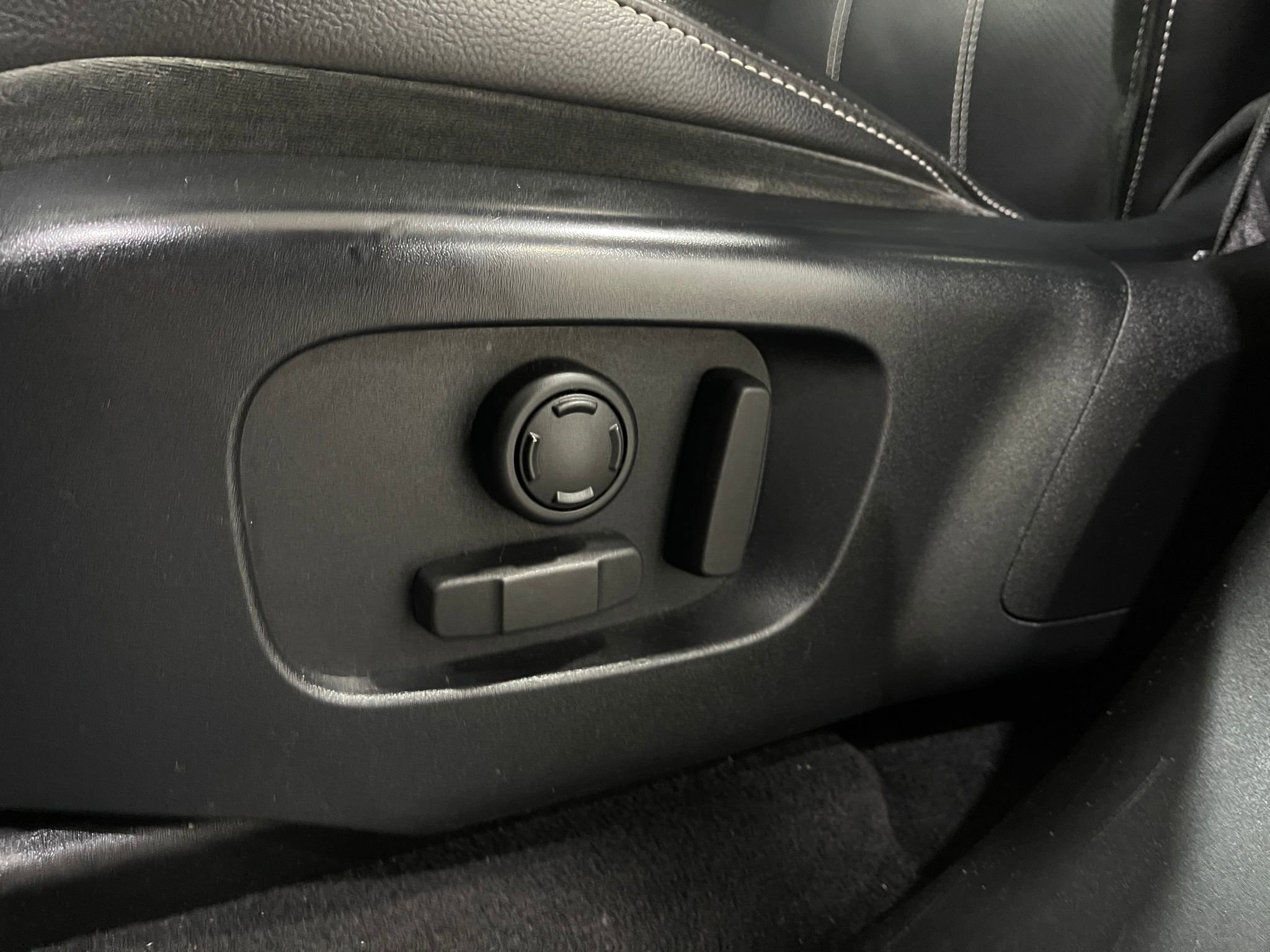 Used 2020 Land Rover Range Rover Velar R-Dynamic S image 17