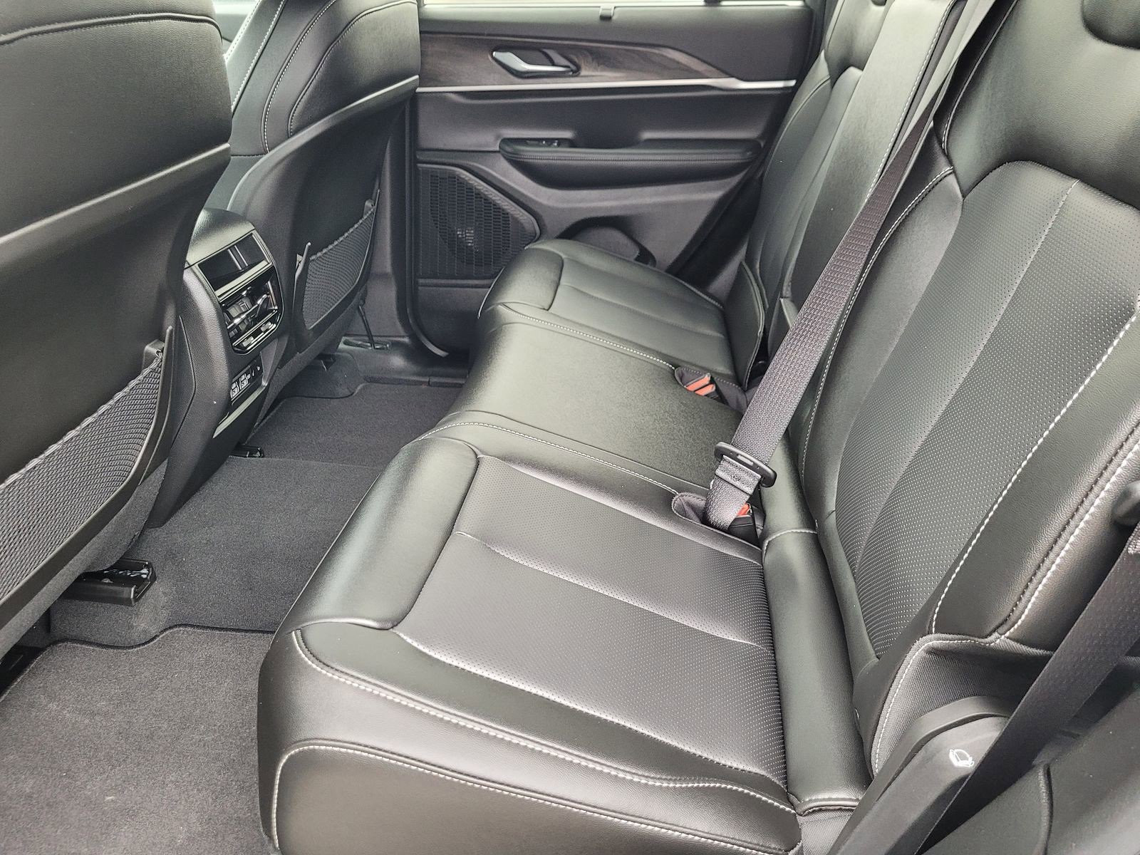 New 2025 Jeep Grand Cherokee Limited w/ Luxury Tech Group II image 8