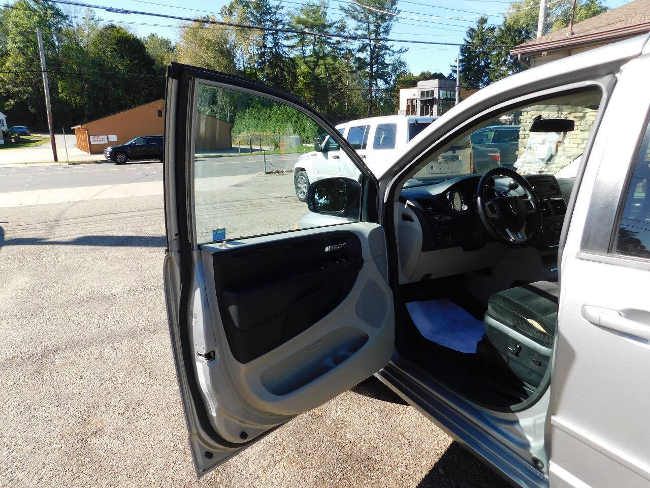 Used 2016 Dodge Grand Caravan SXT w/ Rear Park Assist Package image 20