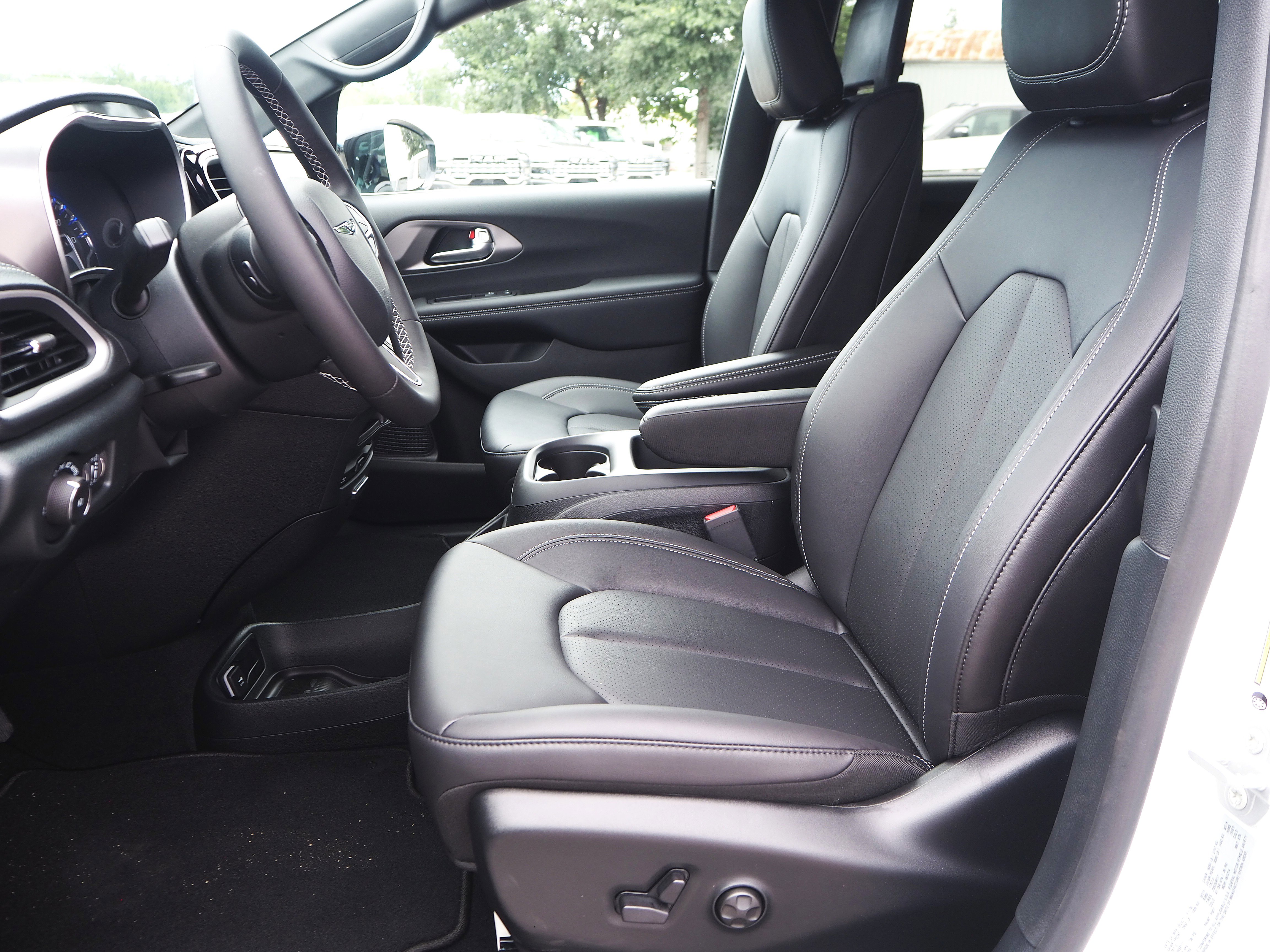 New 2025 Chrysler Pacifica Select w/ Uconnect Theater Family Group FWD image 14