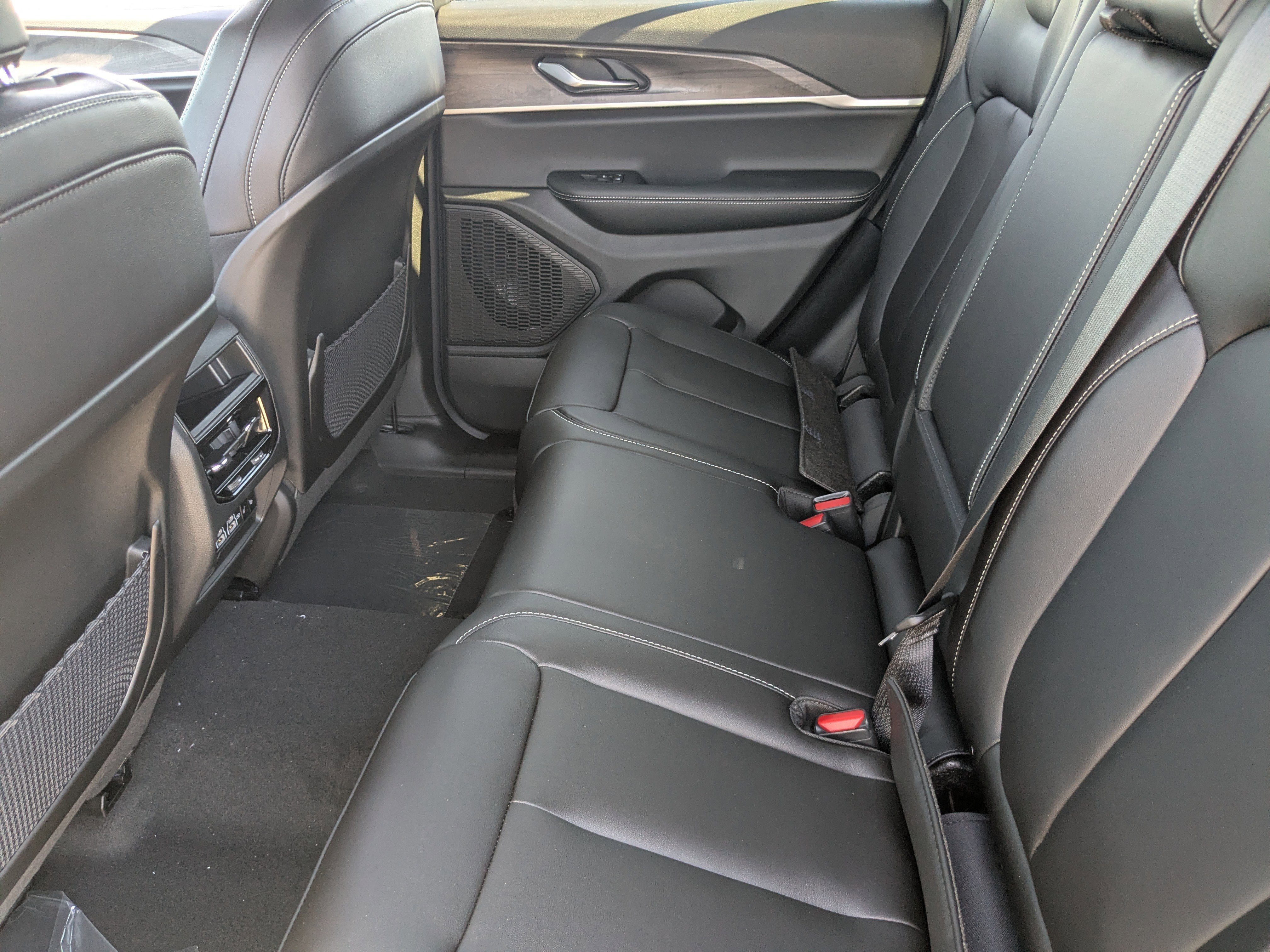 New 2025 Jeep Grand Cherokee Limited w/ Black Appearance Package AWD/4WD image 14