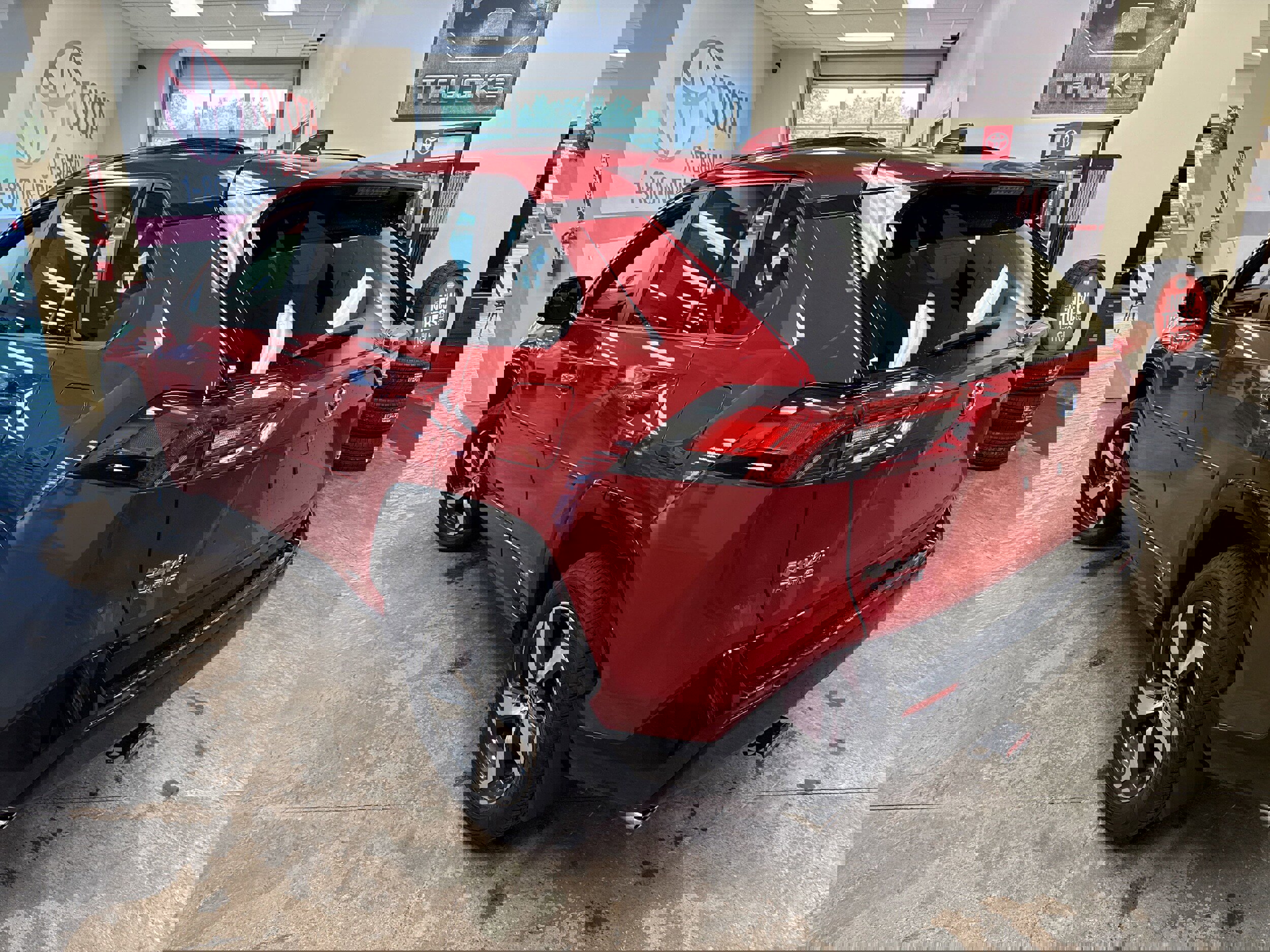 Used 2021 Toyota RAV4 SE w/ Weather & Moonroof Package image 6