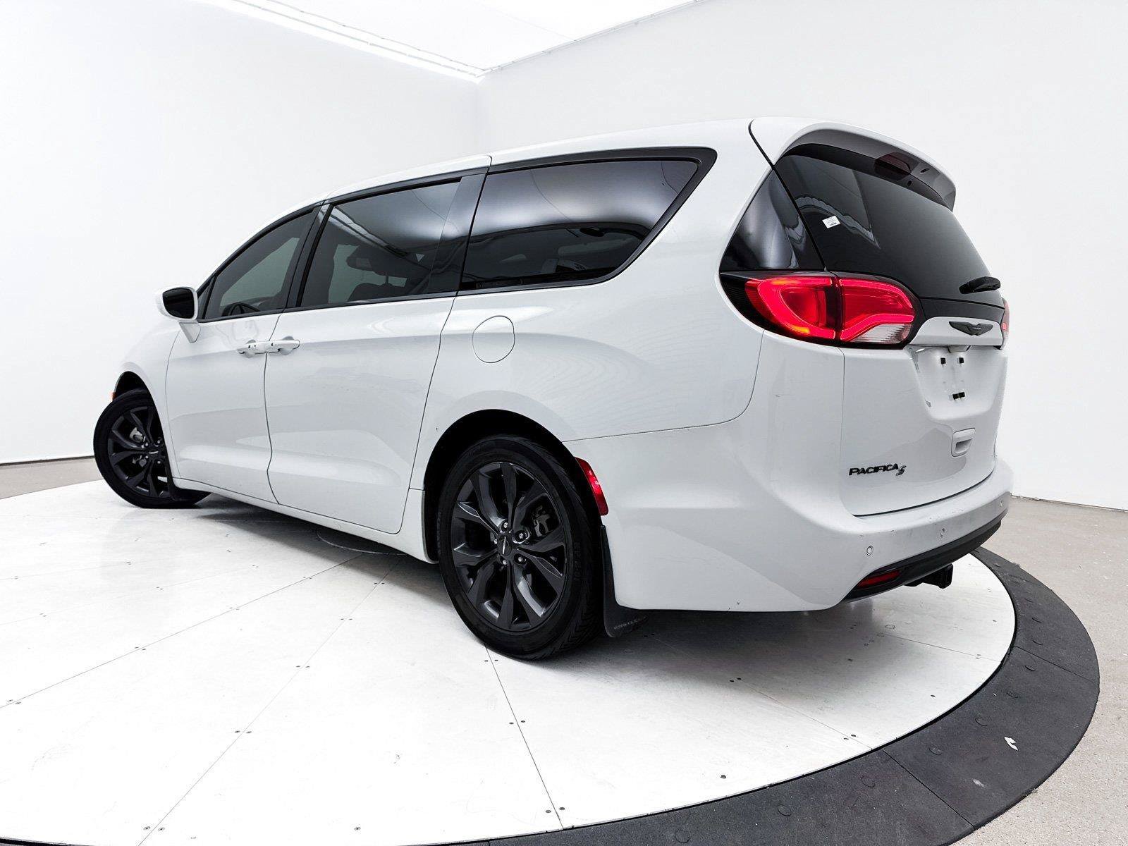 Used 2018 Chrysler Pacifica Touring Plus w/ S Appearance Package FWD image 2