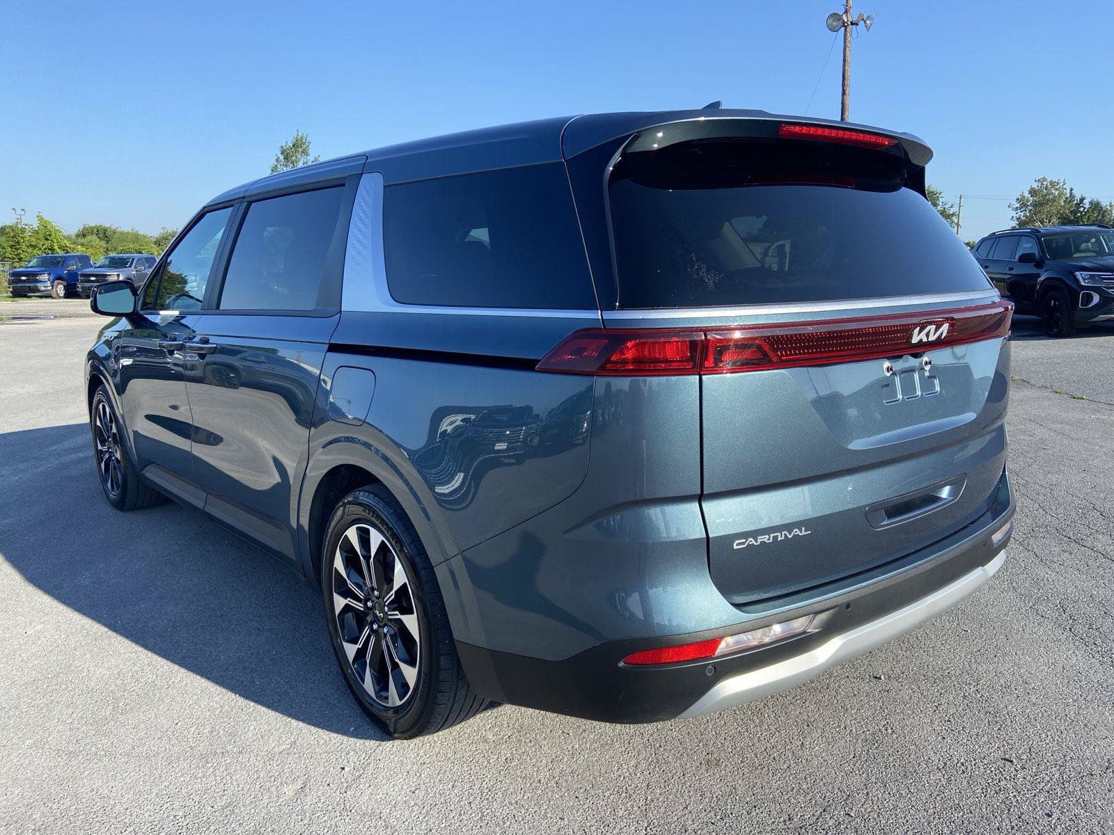 Used 2023 Kia Carnival EX FWD image 10