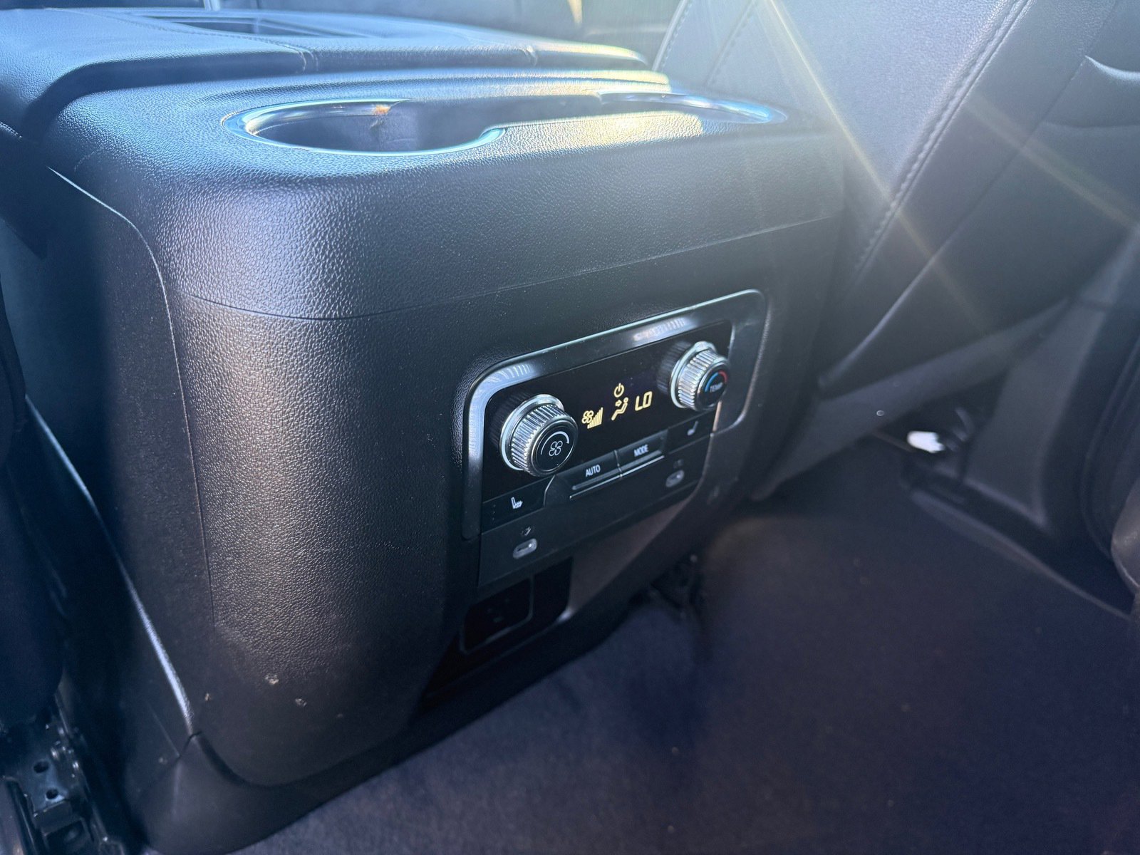 Used 2024 GMC Yukon XL SLT w/ SLT Luxury Package image 28