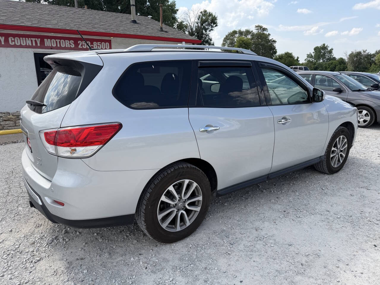 Used 2016 Nissan Pathfinder SV AWD/4WD image 3
