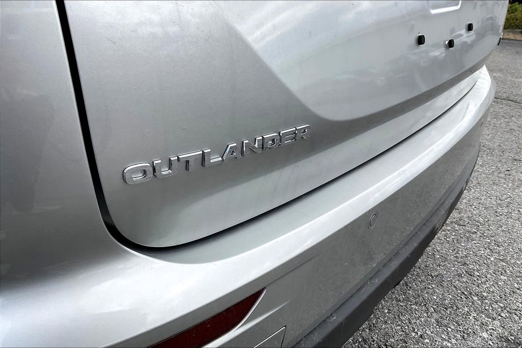 New 2025 Mitsubishi Outlander ES image 11