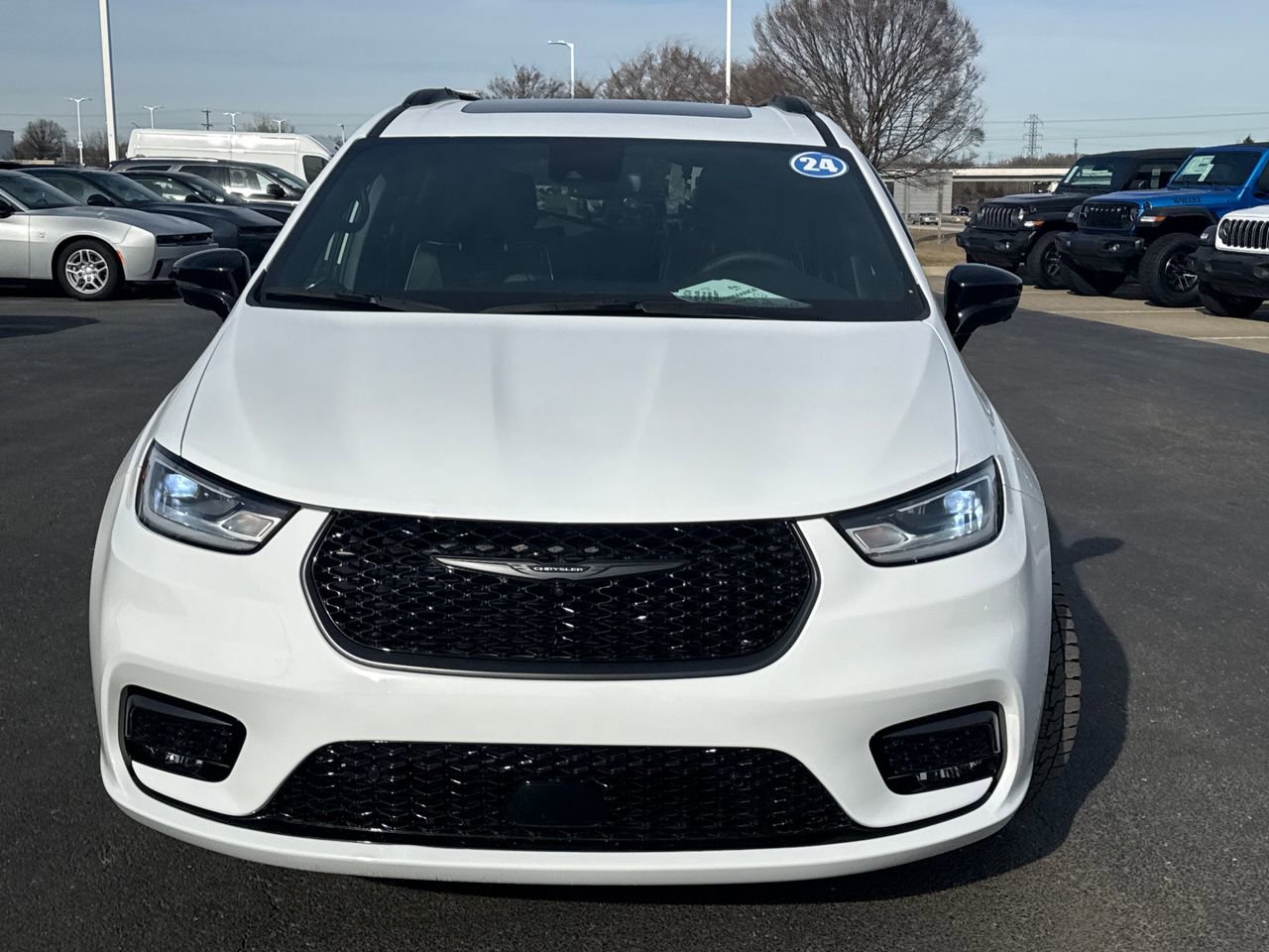 Used 2024 Chrysler Pacifica Premium image 8