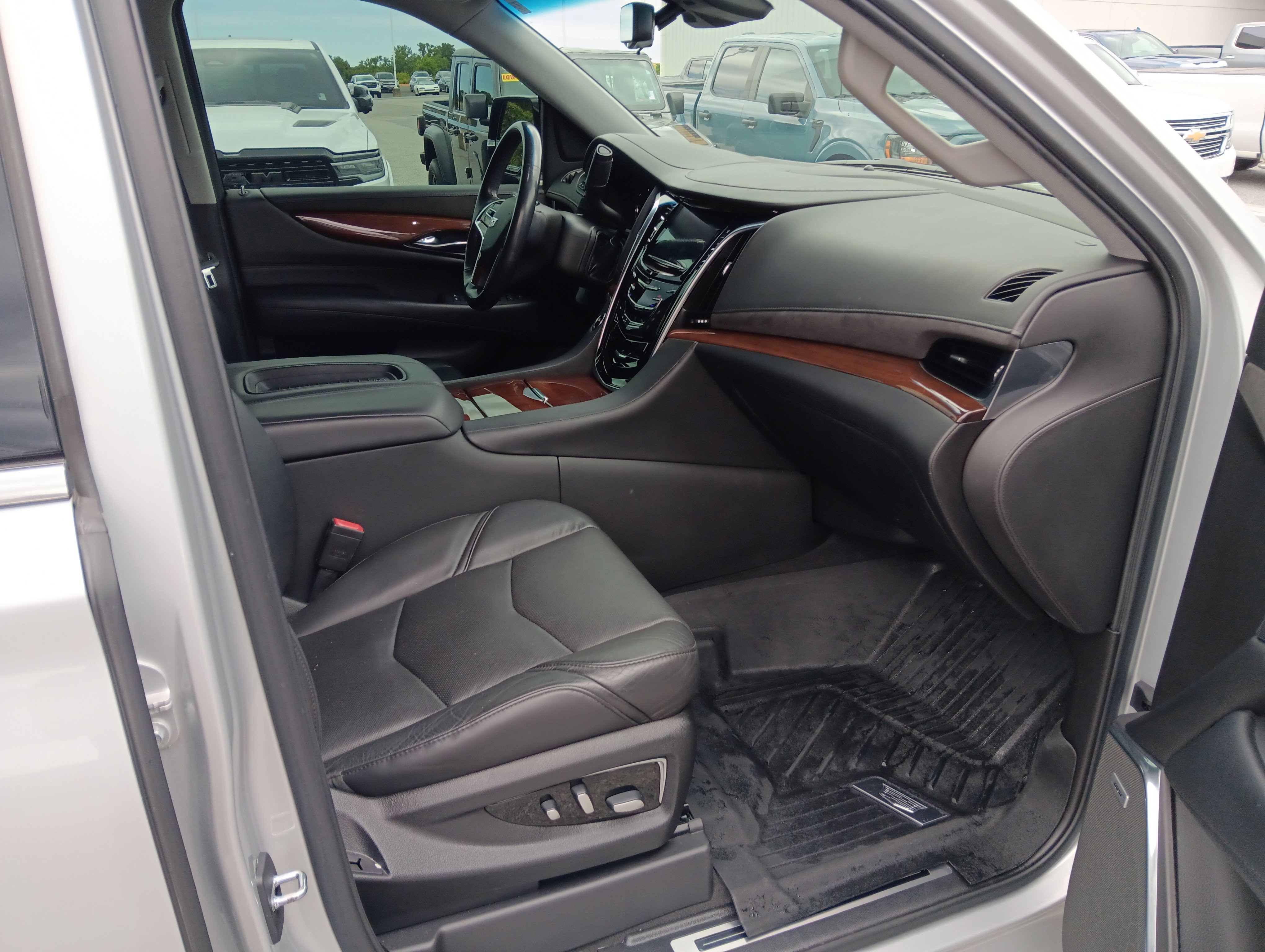 Used 2019 Cadillac Escalade Luxury AWD/4WD image 22