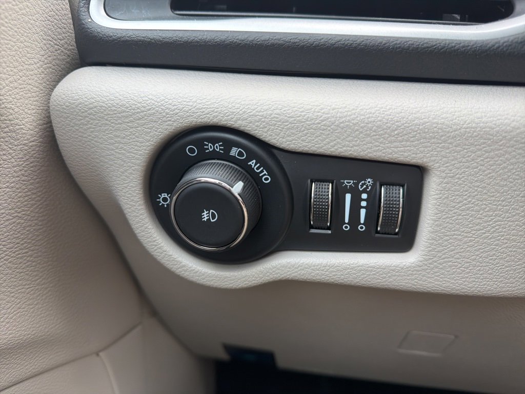 Used 2024 Chrysler Pacifica Touring-L image 22