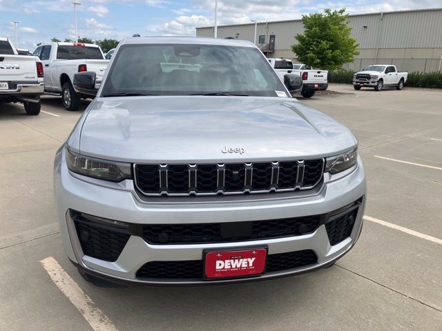 New 2026 Jeep Grand Cherokee Limited w/ Luxury Tech Group II AWD/4WD image 2