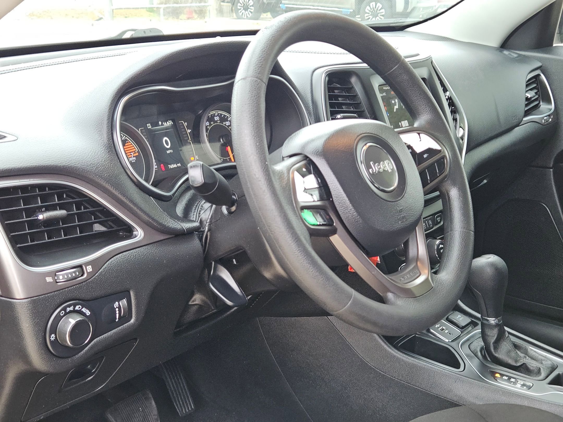 Used 2021 Jeep Cherokee Latitude w/ Mopar Interior Package image 10