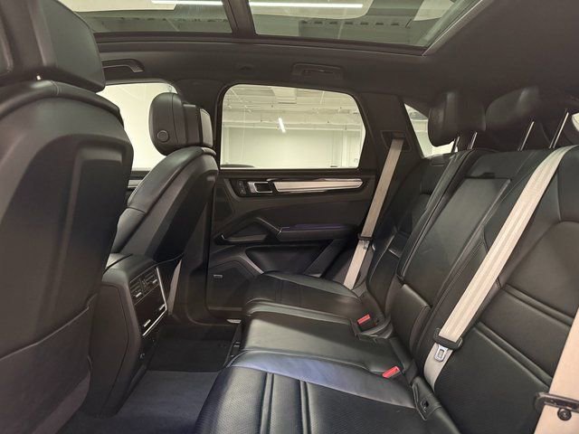 Certified 2023 Porsche Cayenne Platinum Edition image 29