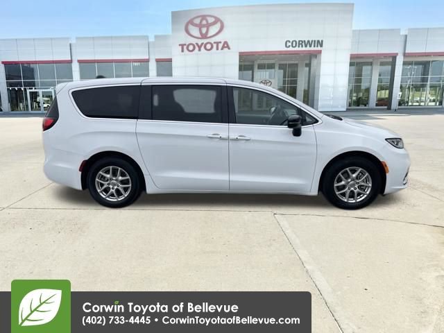 Used 2024 Chrysler Pacifica Touring-L image 6