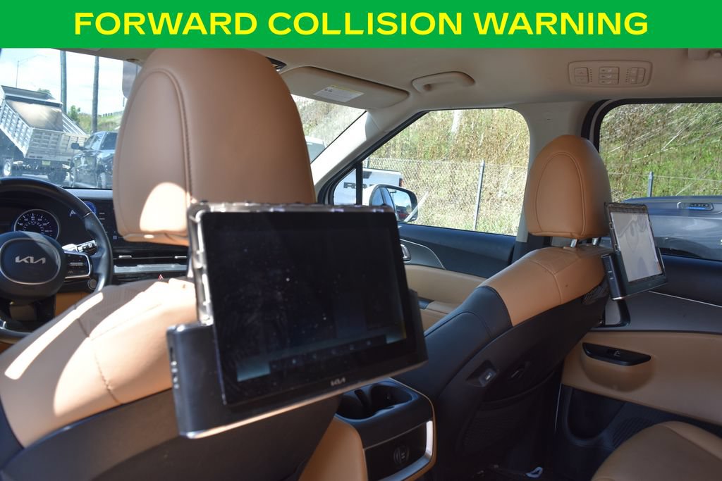 Used 2023 Kia Carnival LX FWD image 16