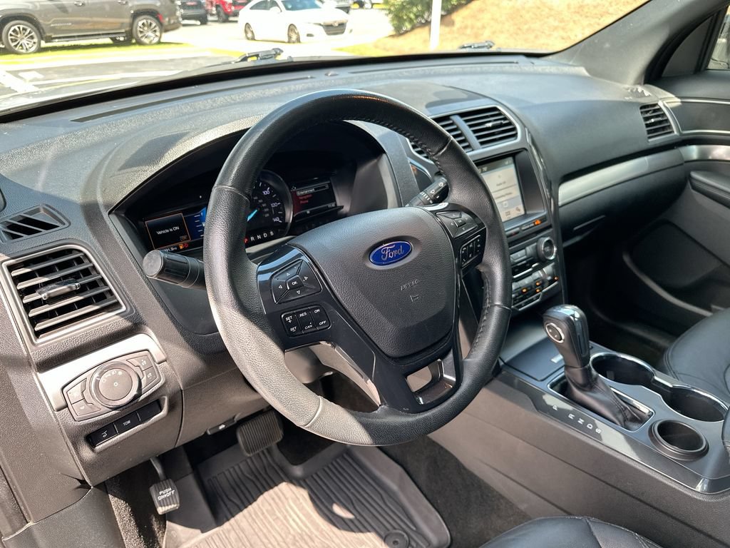 Used 2018 Ford Explorer XLT w/ Equipment Group 202A FWD image 10