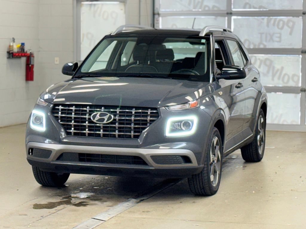 Used 2025 Hyundai Venue Limited FWD image 3
