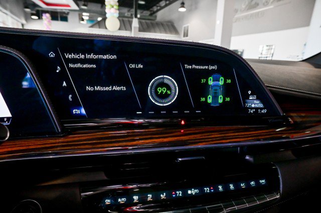 Used 2023 Cadillac Escalade ESV Premium Luxury image 45