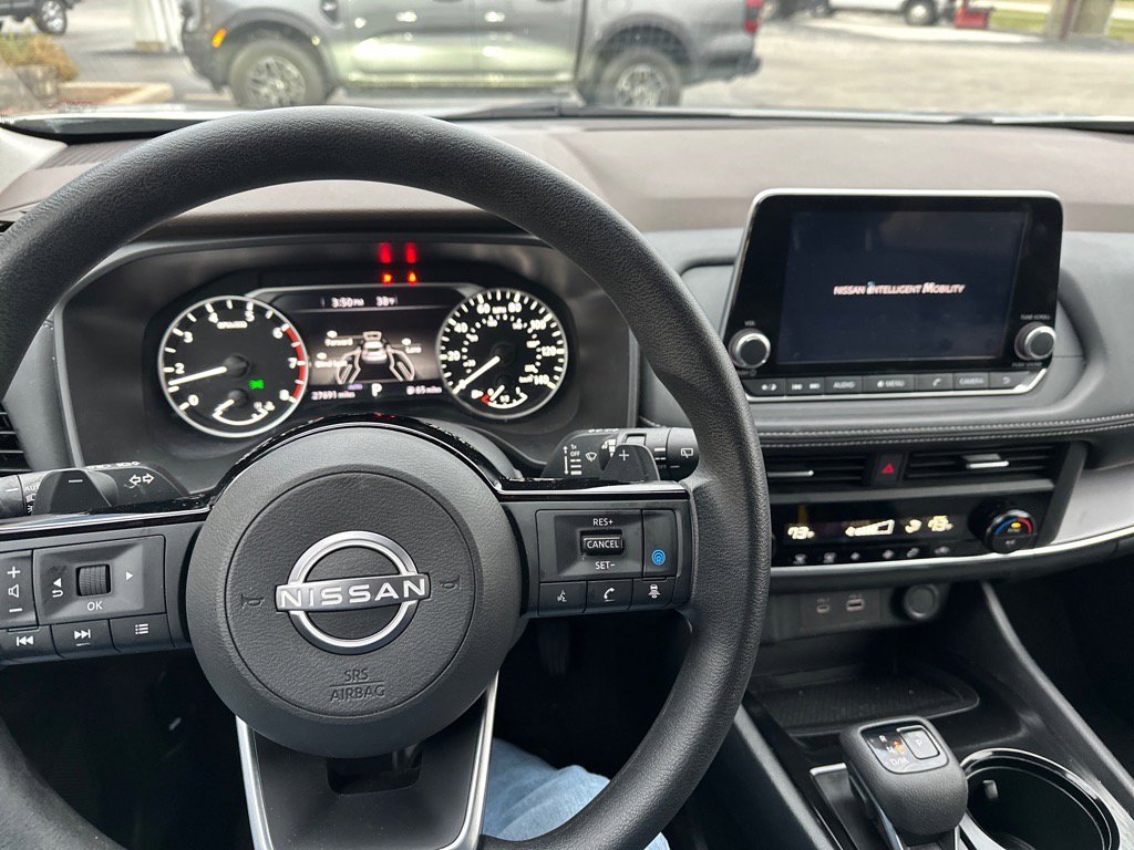 Used 2023 Nissan Rogue SV image 11