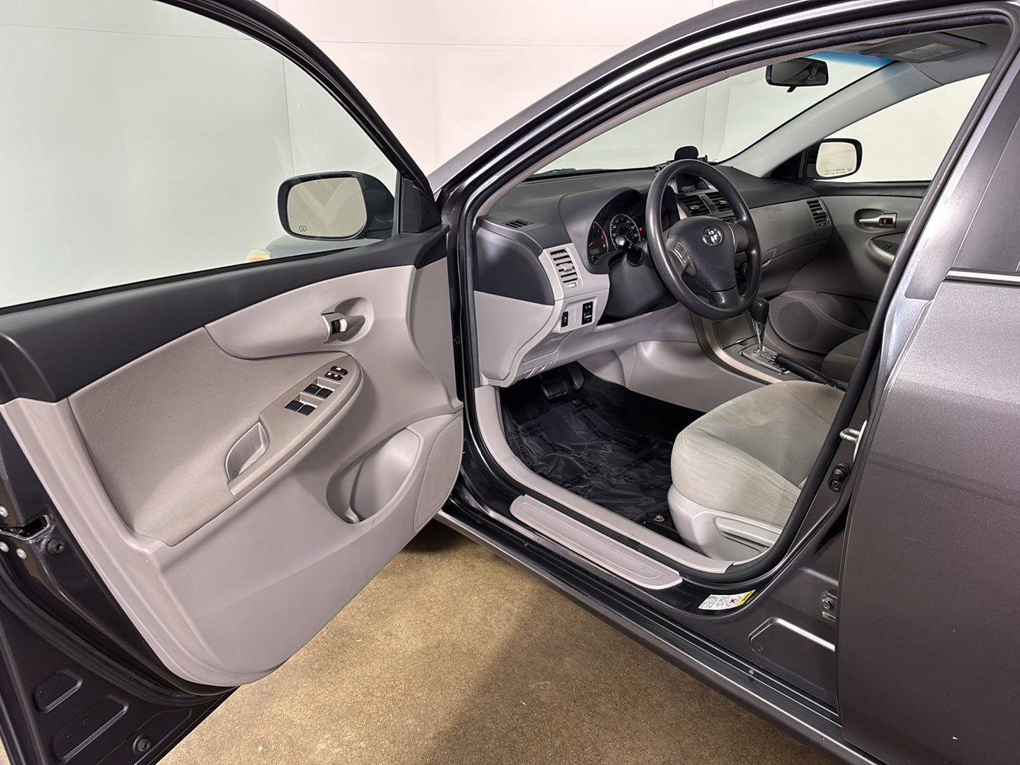Used 2013 Toyota Corolla LE FWD image 2